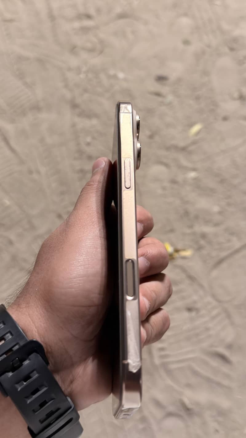 Apple iPhone 16 Pro Max 2