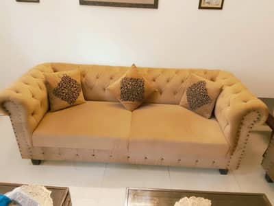 Beautiful Sofa Set for Sale – Excellent Condition Description: