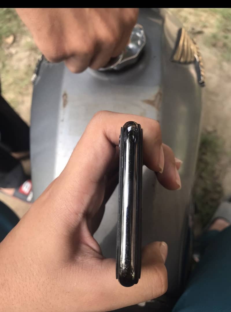 Apple iPhone X 4