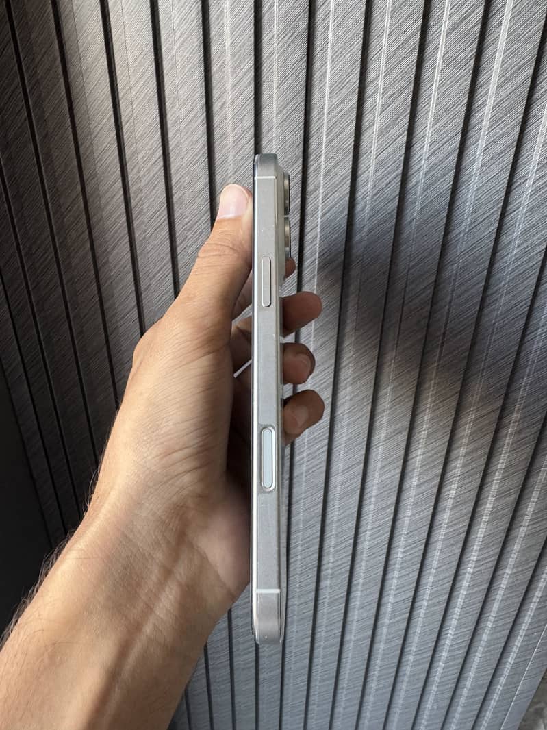 Apple iPhone 16 Pro Max 1