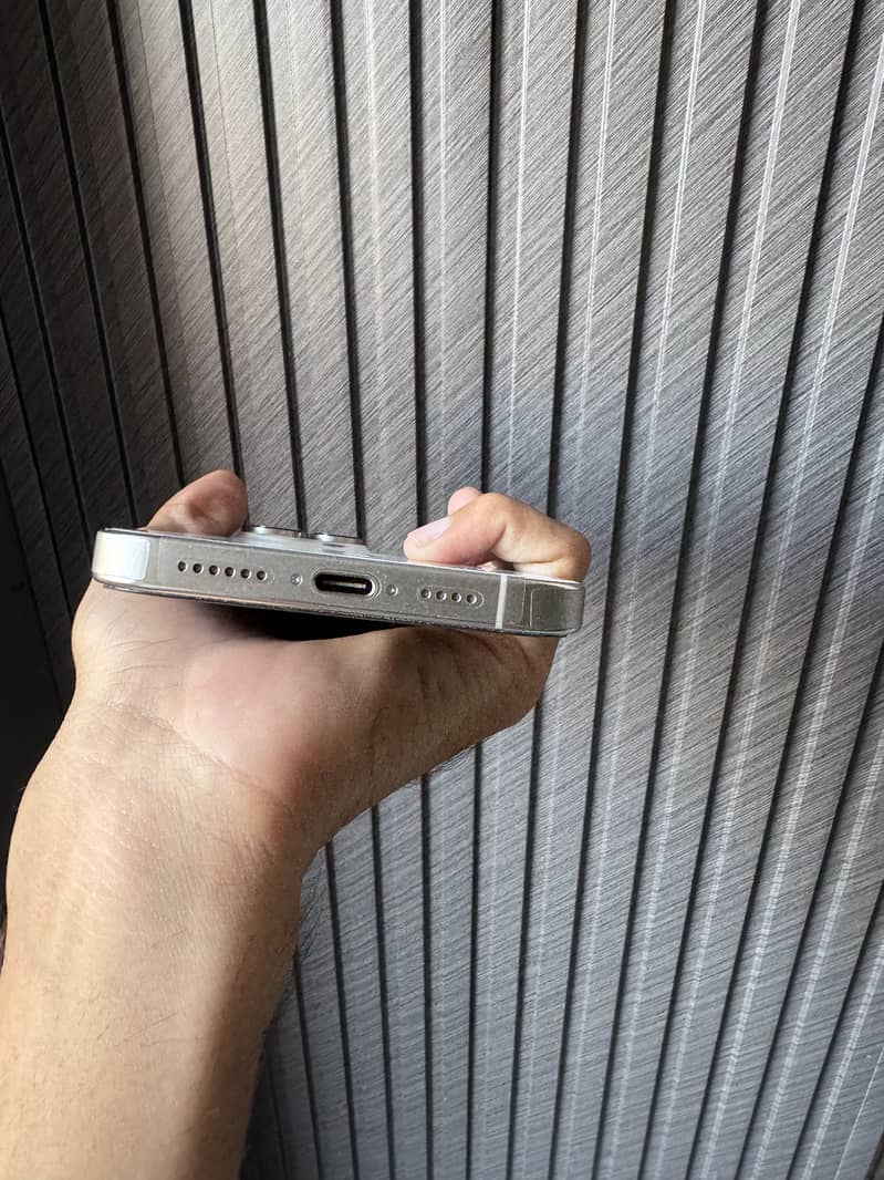 Apple iPhone 16 Pro Max 3