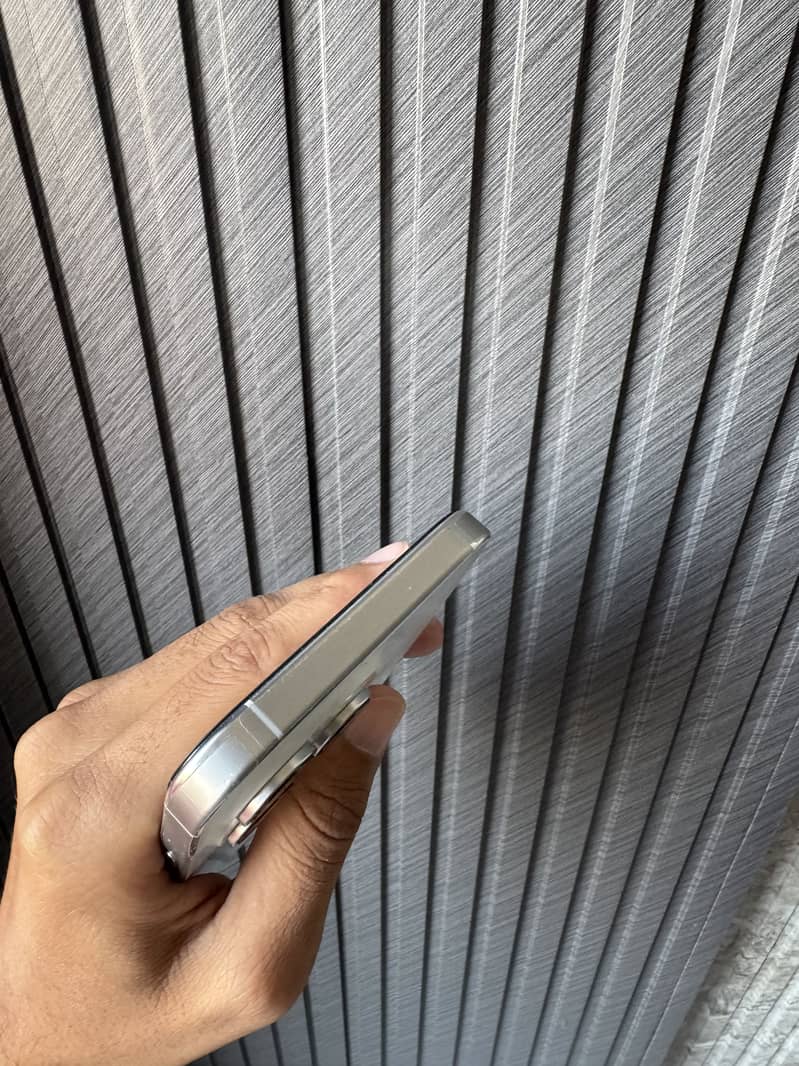 Apple iPhone 16 Pro Max 4