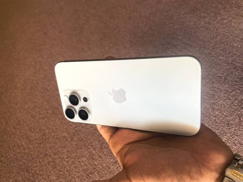 Apple iPhone 15 Pro Max 3