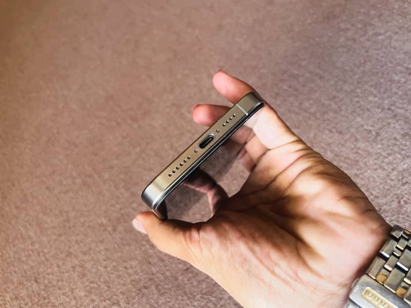 Apple iPhone 15 Pro Max 4