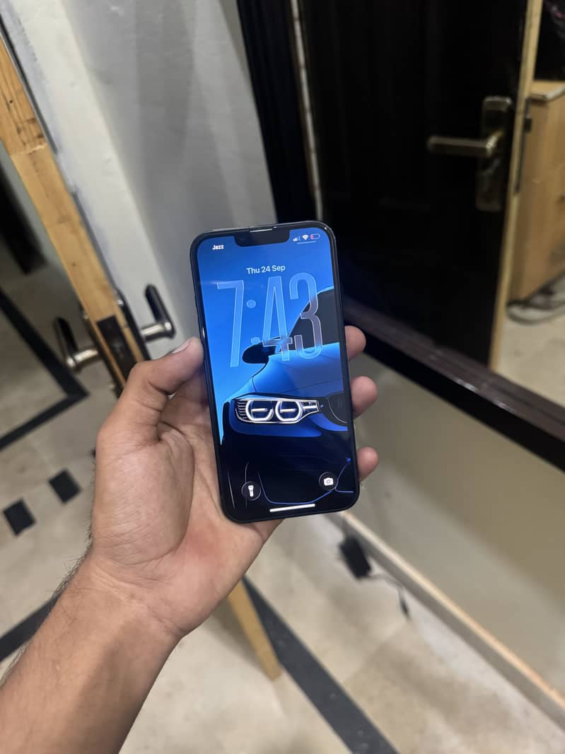 Apple iPhone 13 8