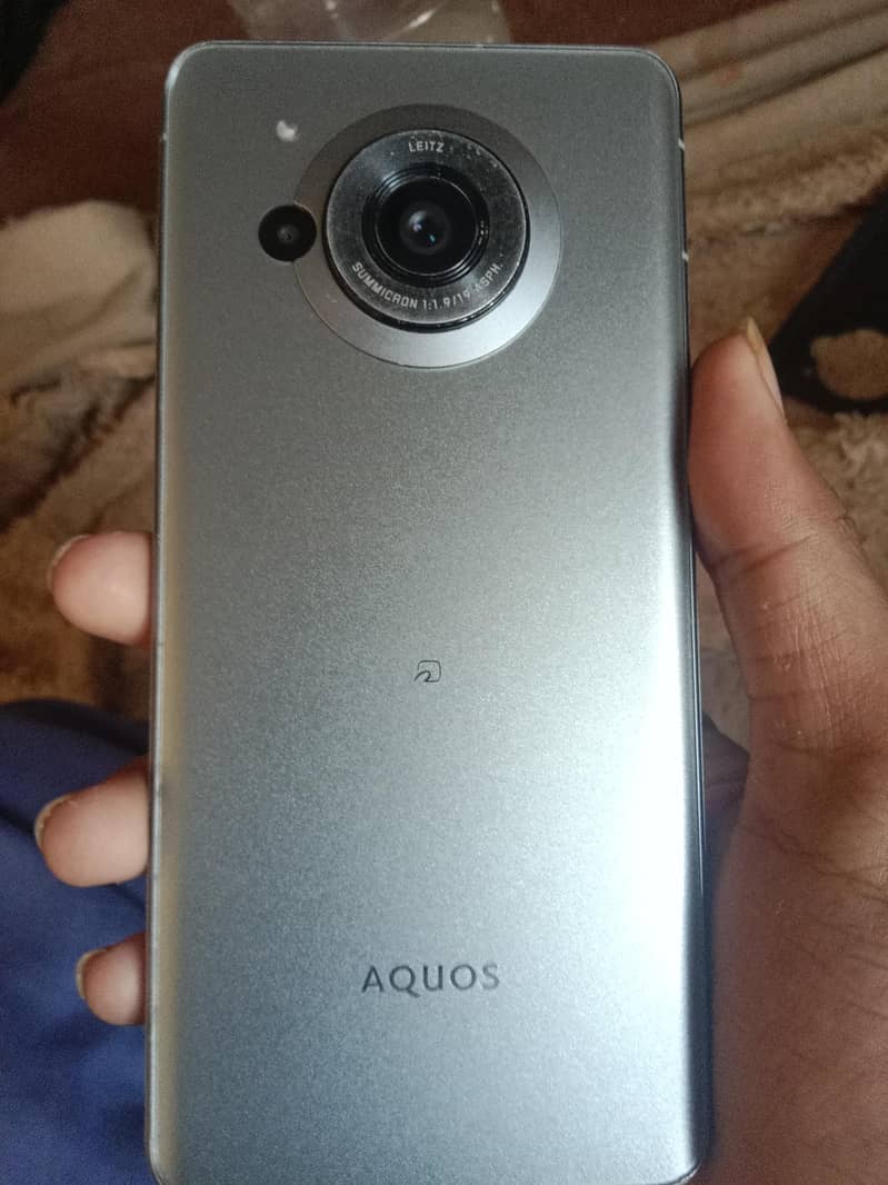 Sharp Aquos  R7 5