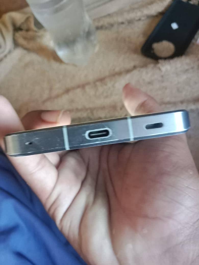 Sharp Aquos  R7 9