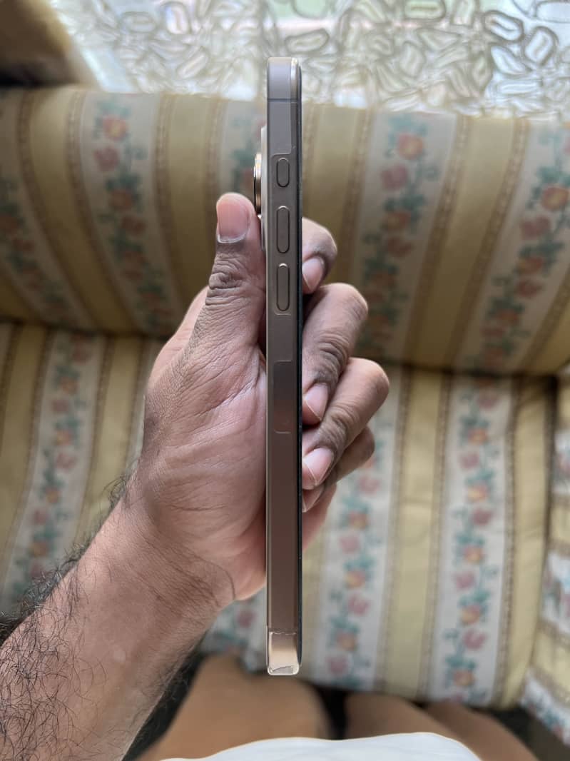 Apple iPhone 16 Pro Max 1