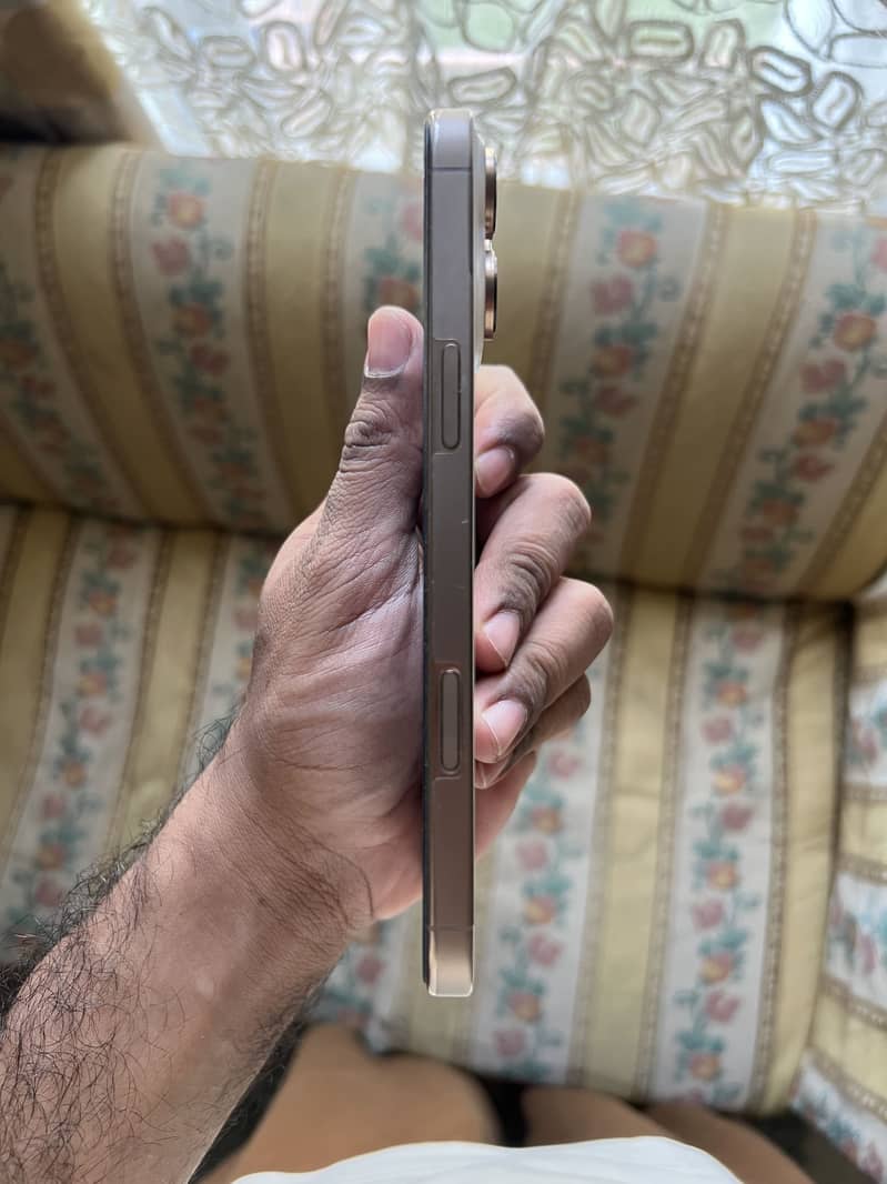 Apple iPhone 16 Pro Max 2