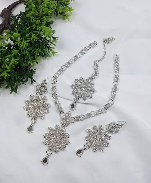 Fancy Star Designed Elegant Beautiful stones sets.