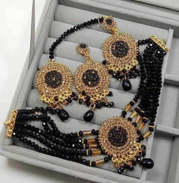 Fancy Crystals Choker Sets: Elegant Choker Sets