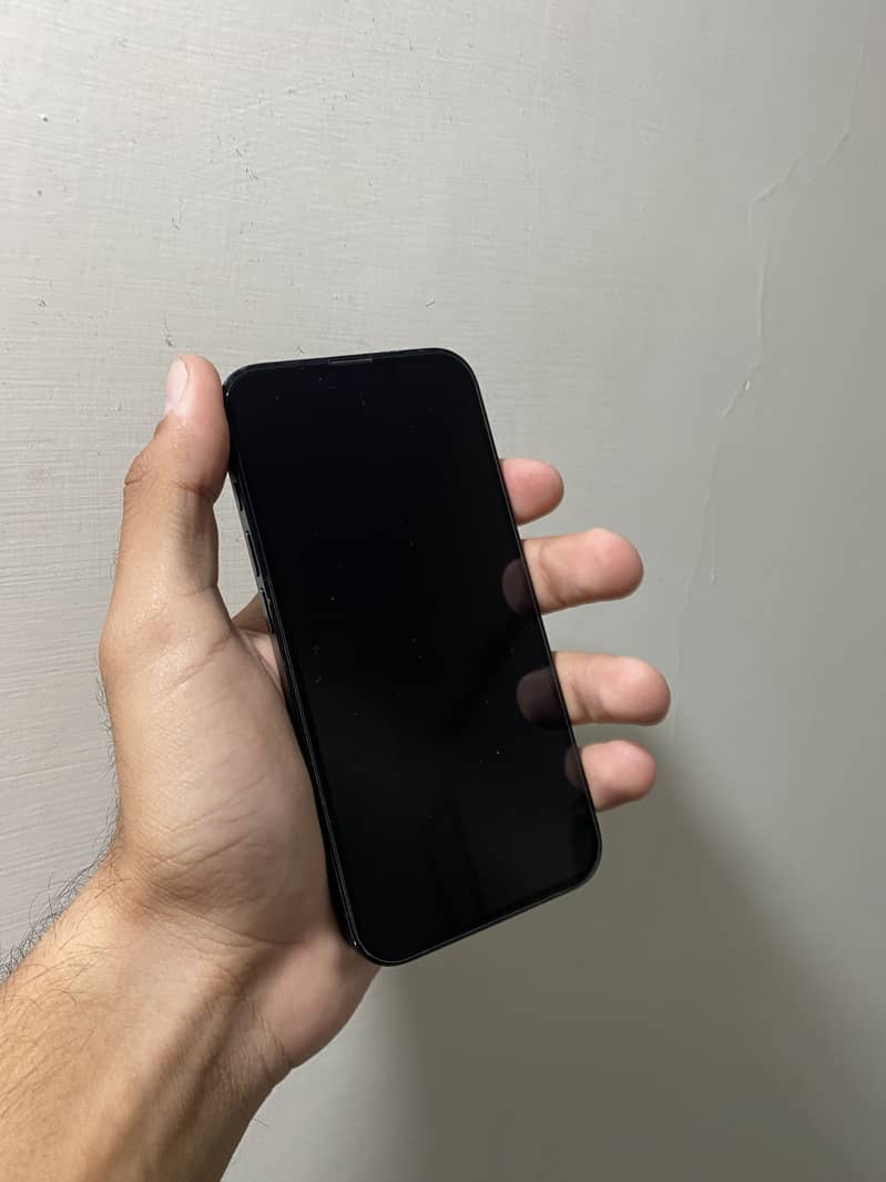 Apple iPhone 16e 1
