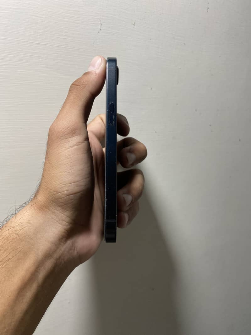 Apple iPhone 16e 2