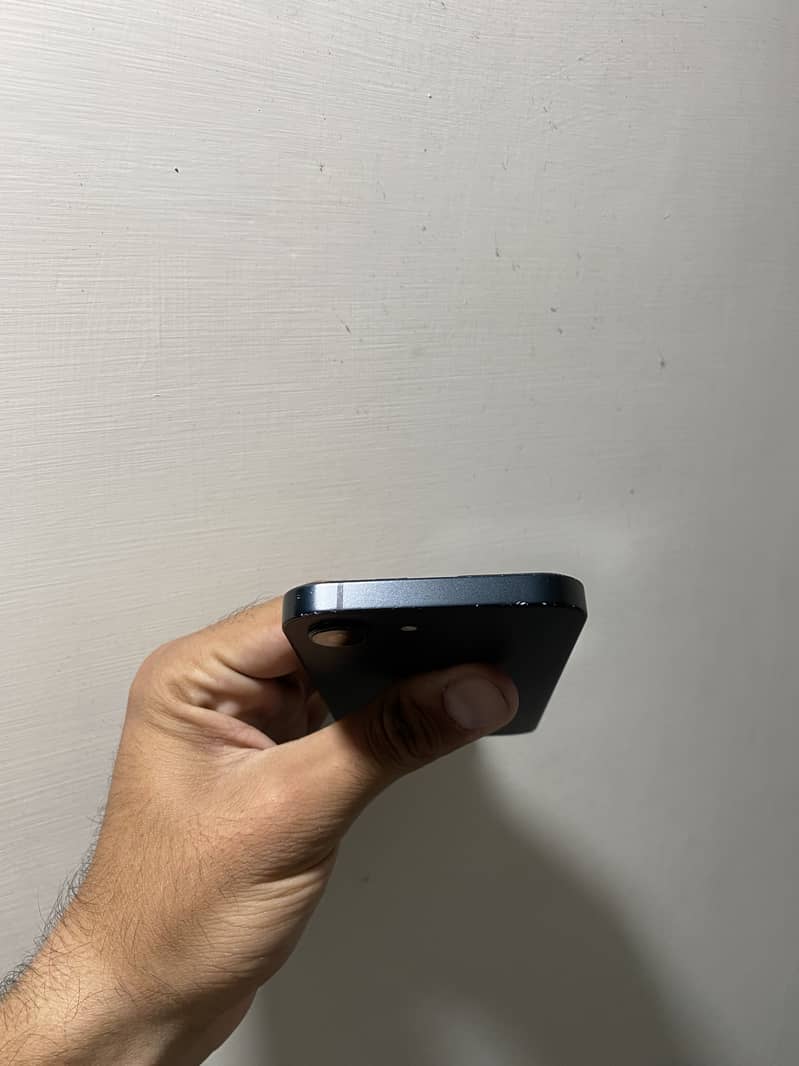 Apple iPhone 16e 3