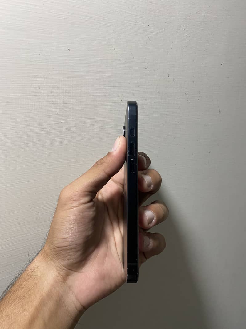 Apple iPhone 16e 4