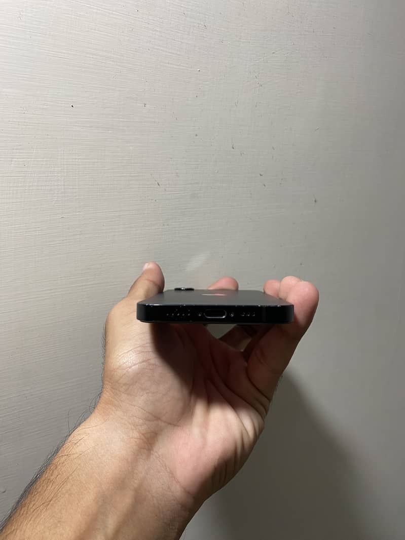 Apple iPhone 16e 5