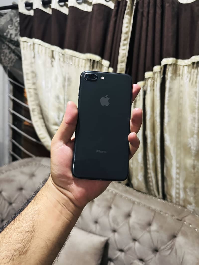 Apple iPhone 8 Plus 3