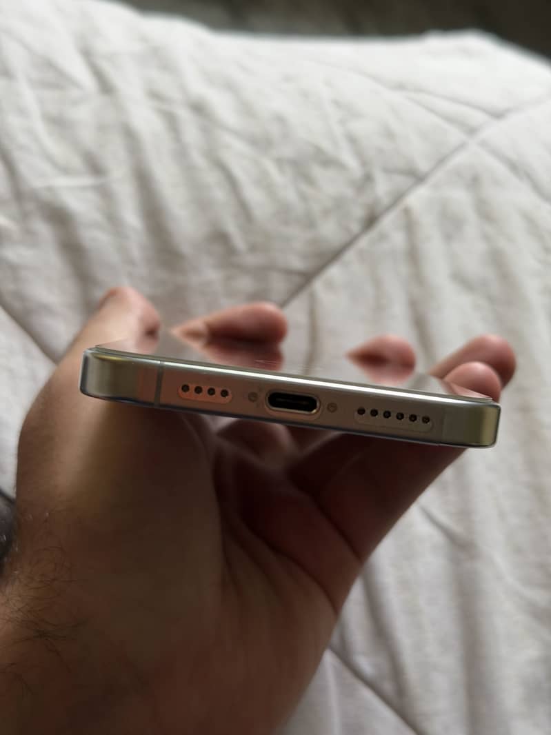 Apple iPhone 16 Pro Max 4