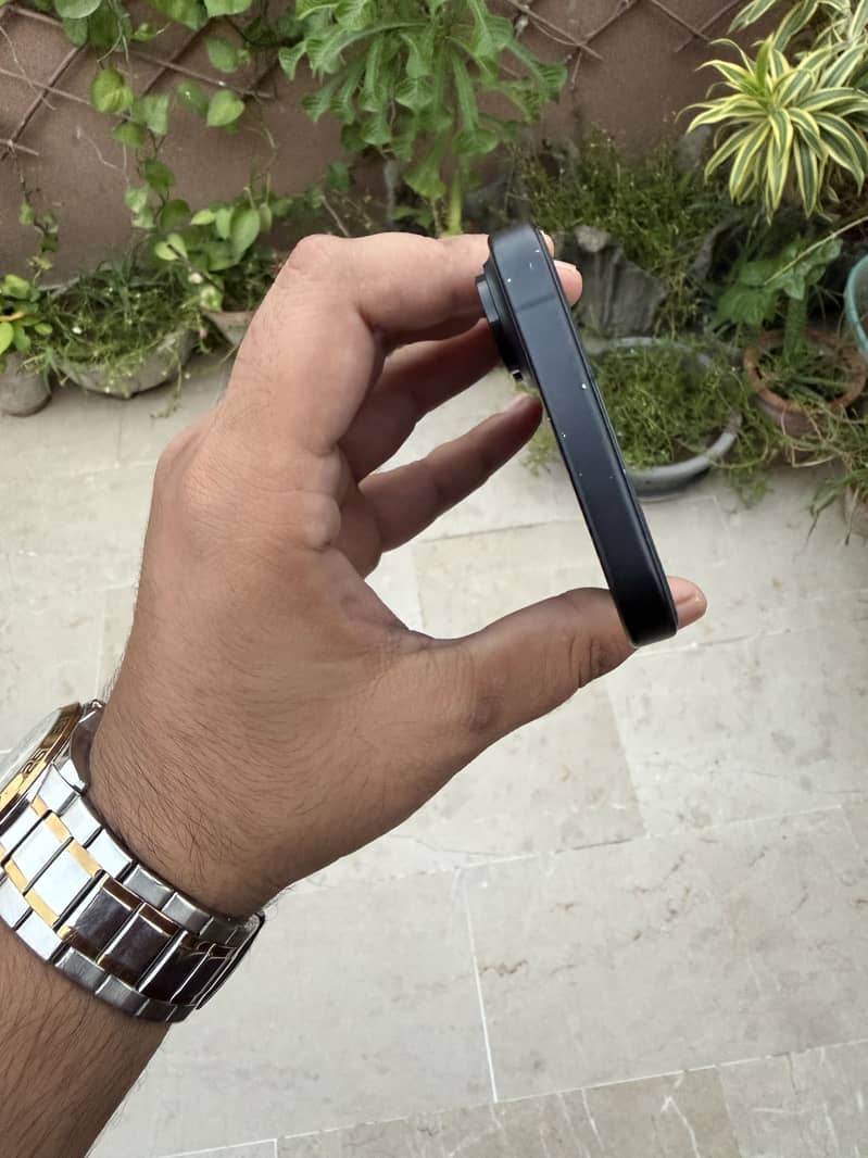 Apple iPhone 16 5