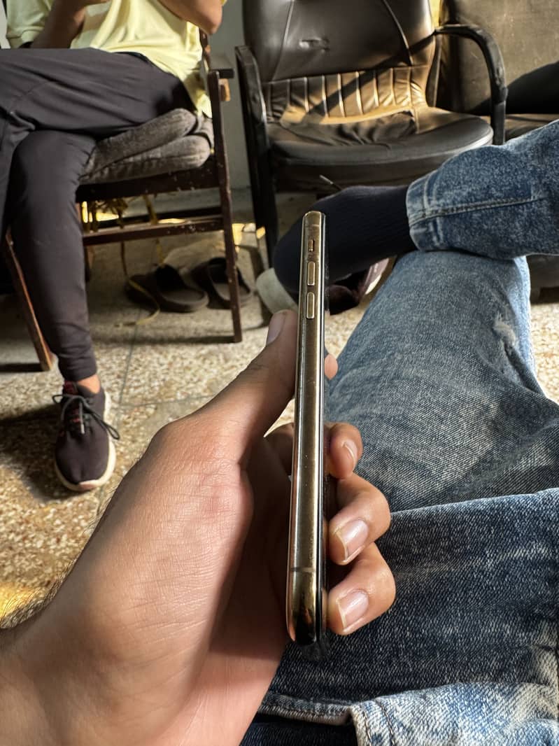Apple iPhone 11 Pro 4