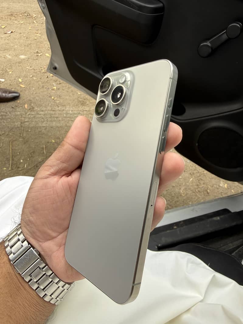 Apple iPhone 15 Pro Max 4