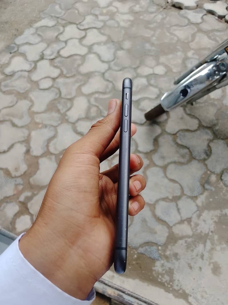 Apple iPhone 11 3