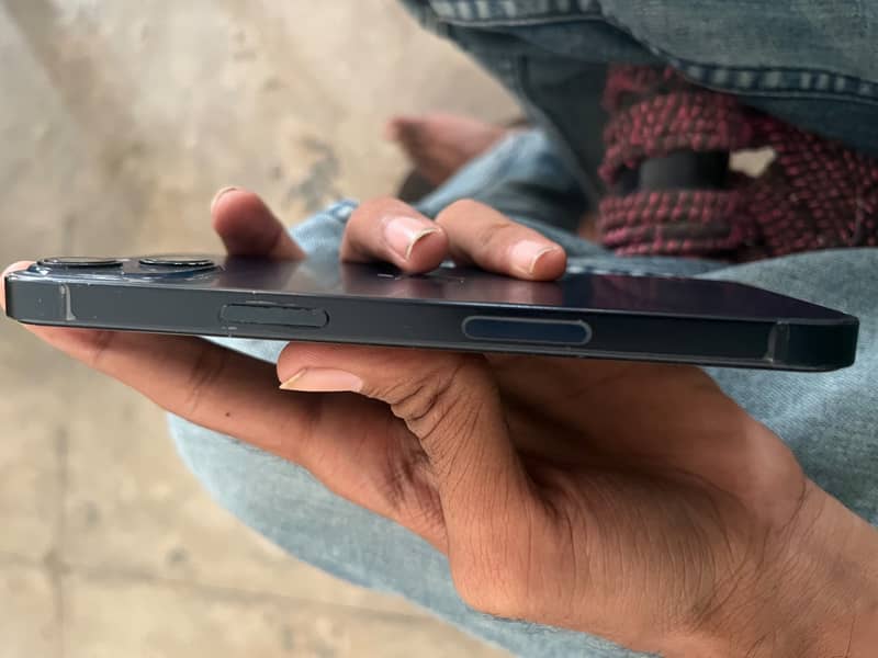 Apple iPhone 13 2