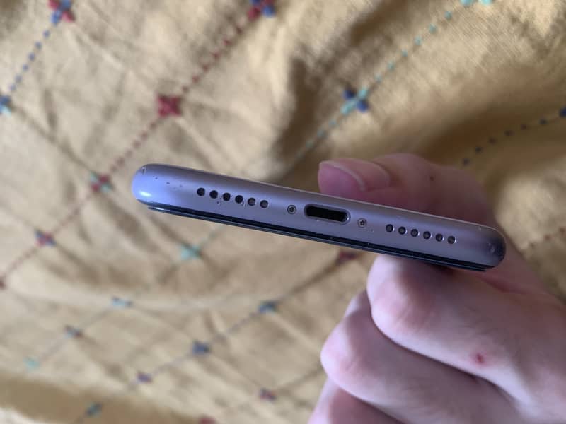 Apple iPhone 11 4