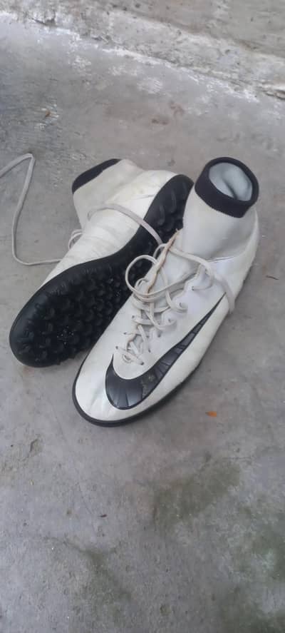 Nike original Football Grippers size US 9.5 give me best description