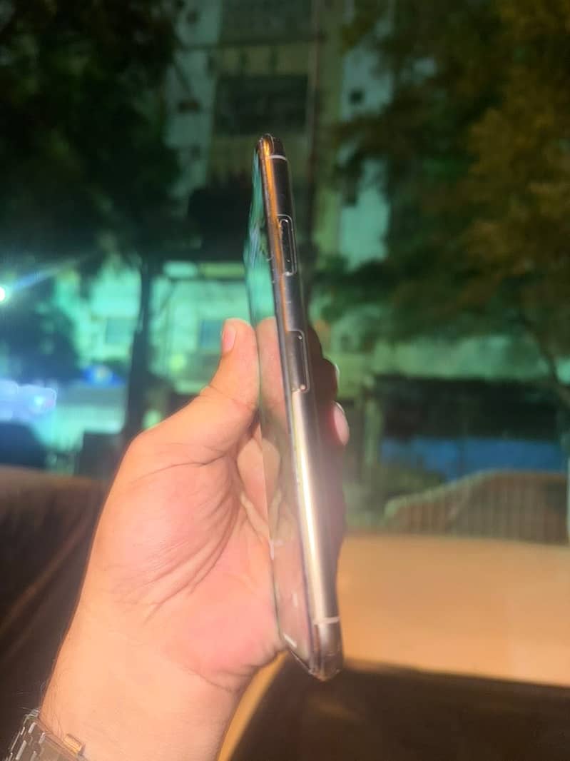 Apple iPhone 11 Pro Max 4