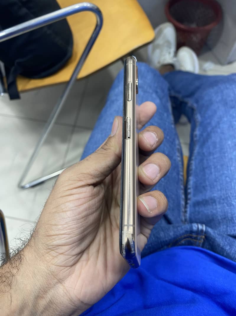 Apple iPhone XS 4