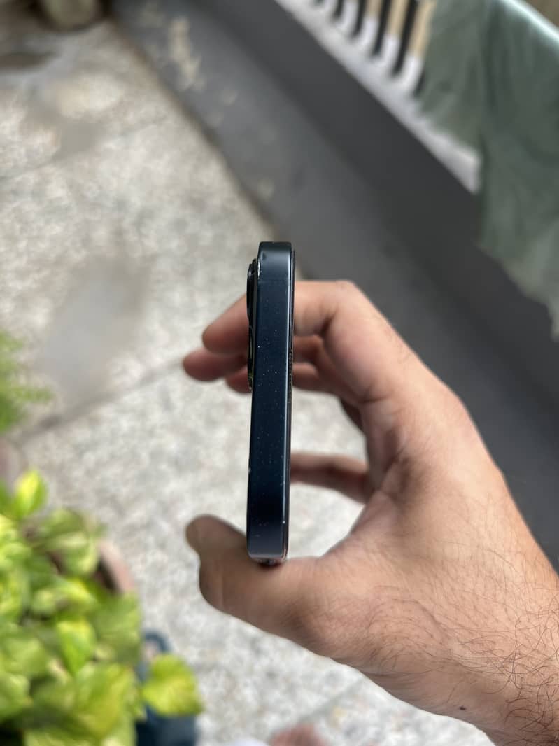 Apple iPhone 13 2