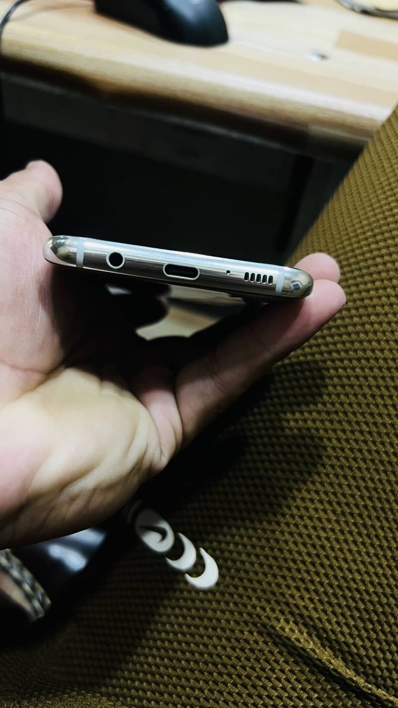 Samsung Mobile S8 Plus 3