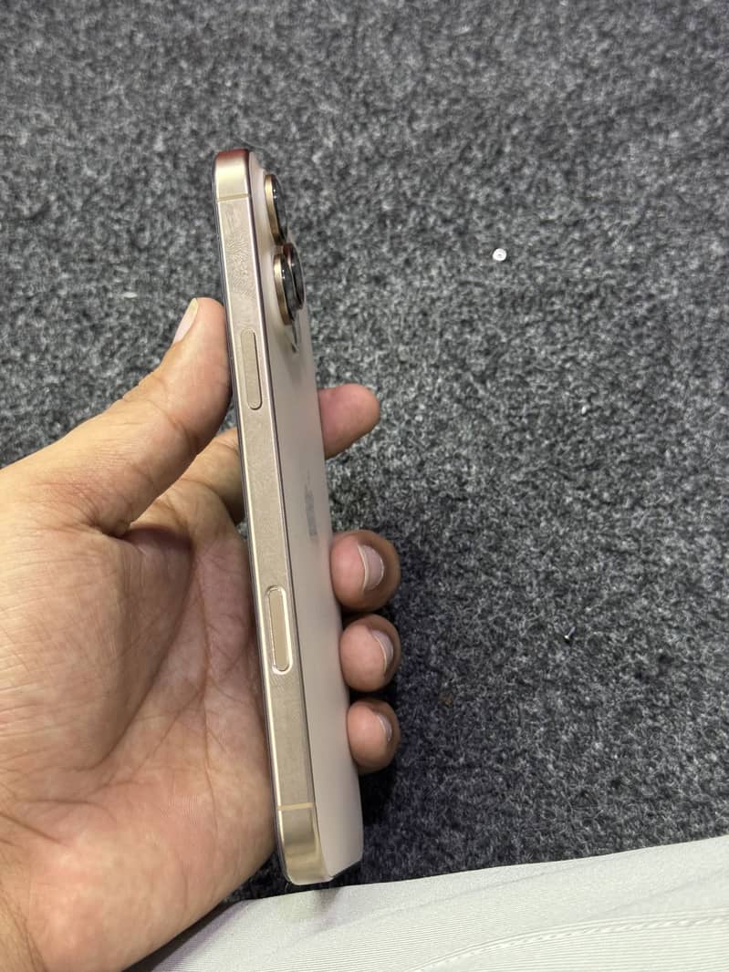 Apple iPhone 16 Pro Max 2