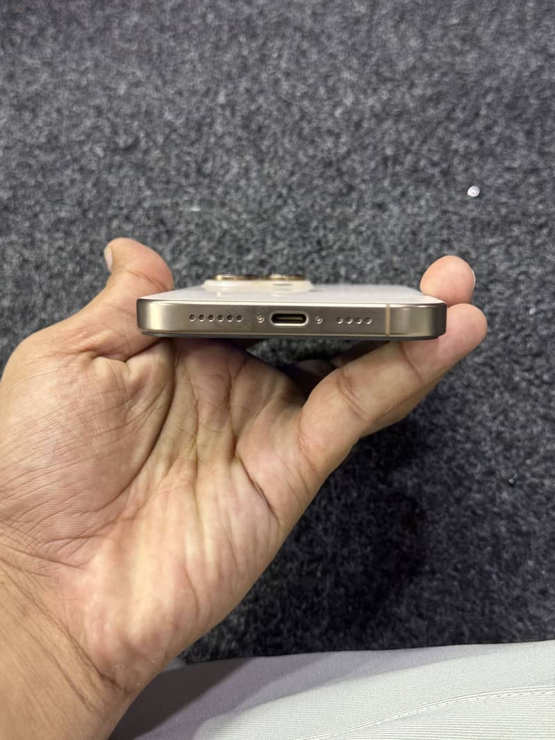 Apple iPhone 16 Pro Max 4