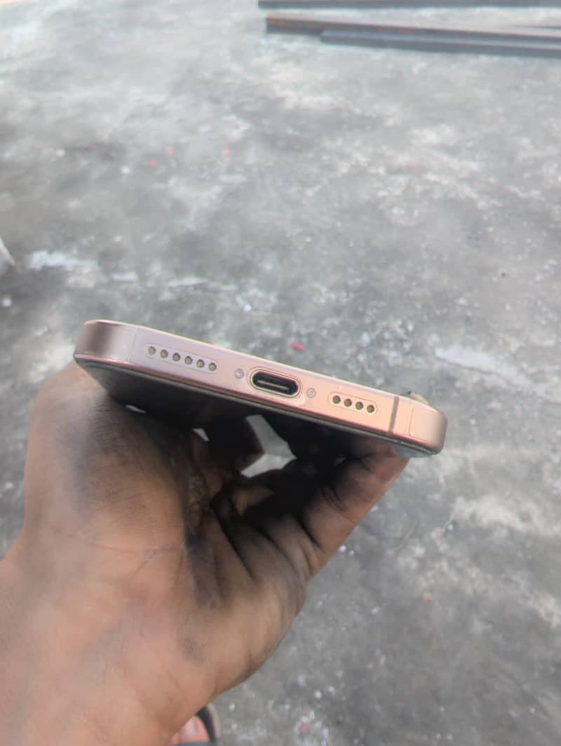 Apple iPhone 16 Pro Max 3