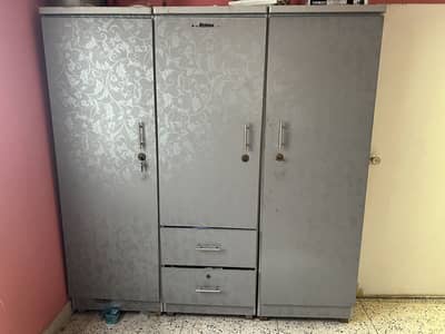 3 doors almirah in good condtion