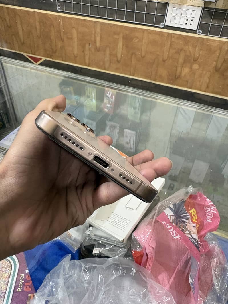Apple iPhone 16 Pro Max 2