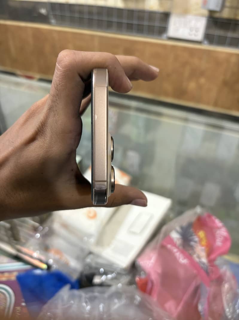 Apple iPhone 16 Pro Max 4
