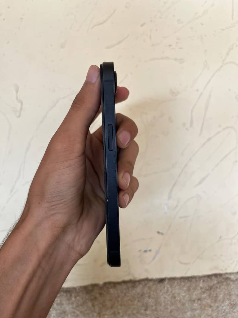 Apple iPhone 16e 3