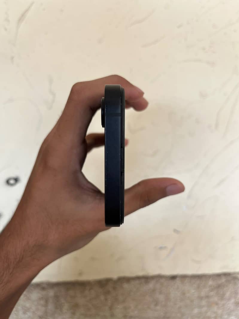 Apple iPhone 16e 6