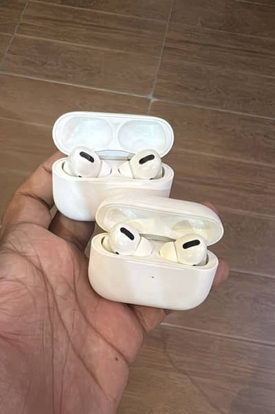Apple airpods pro 1 used 2piece