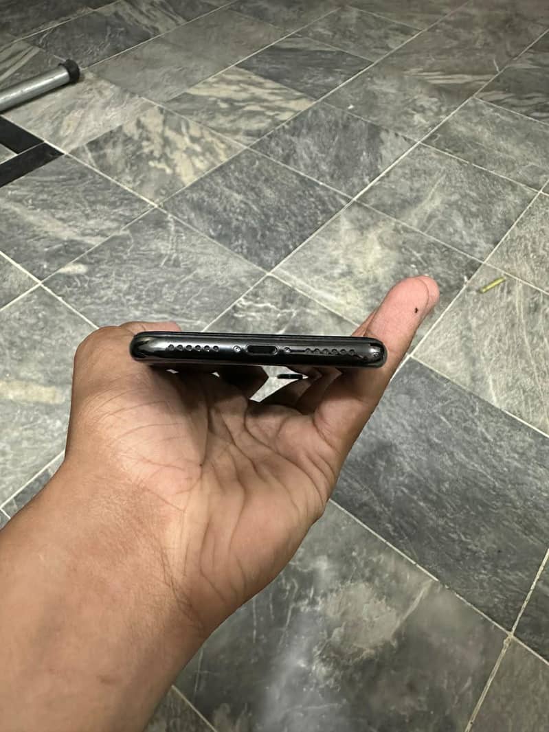 Apple iPhone X 4