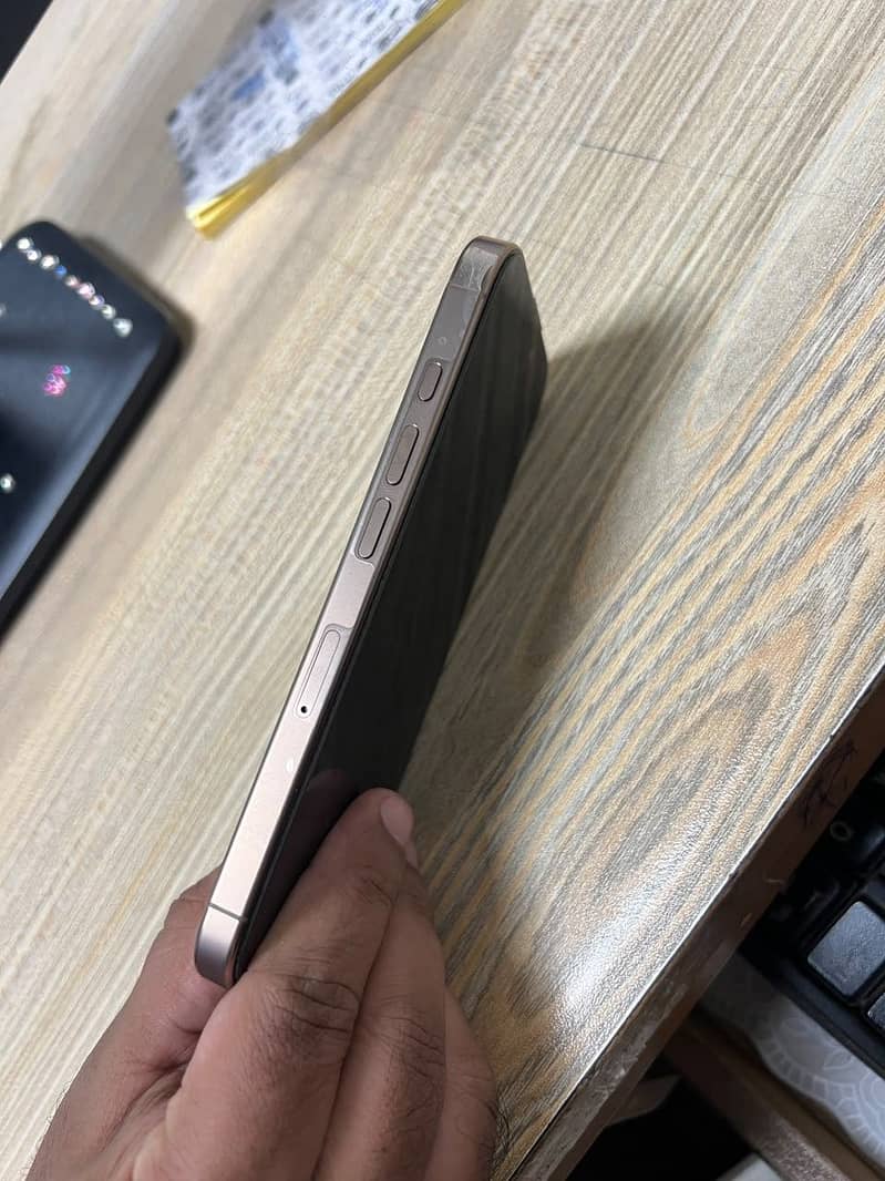 Apple iPhone 16 Pro 3