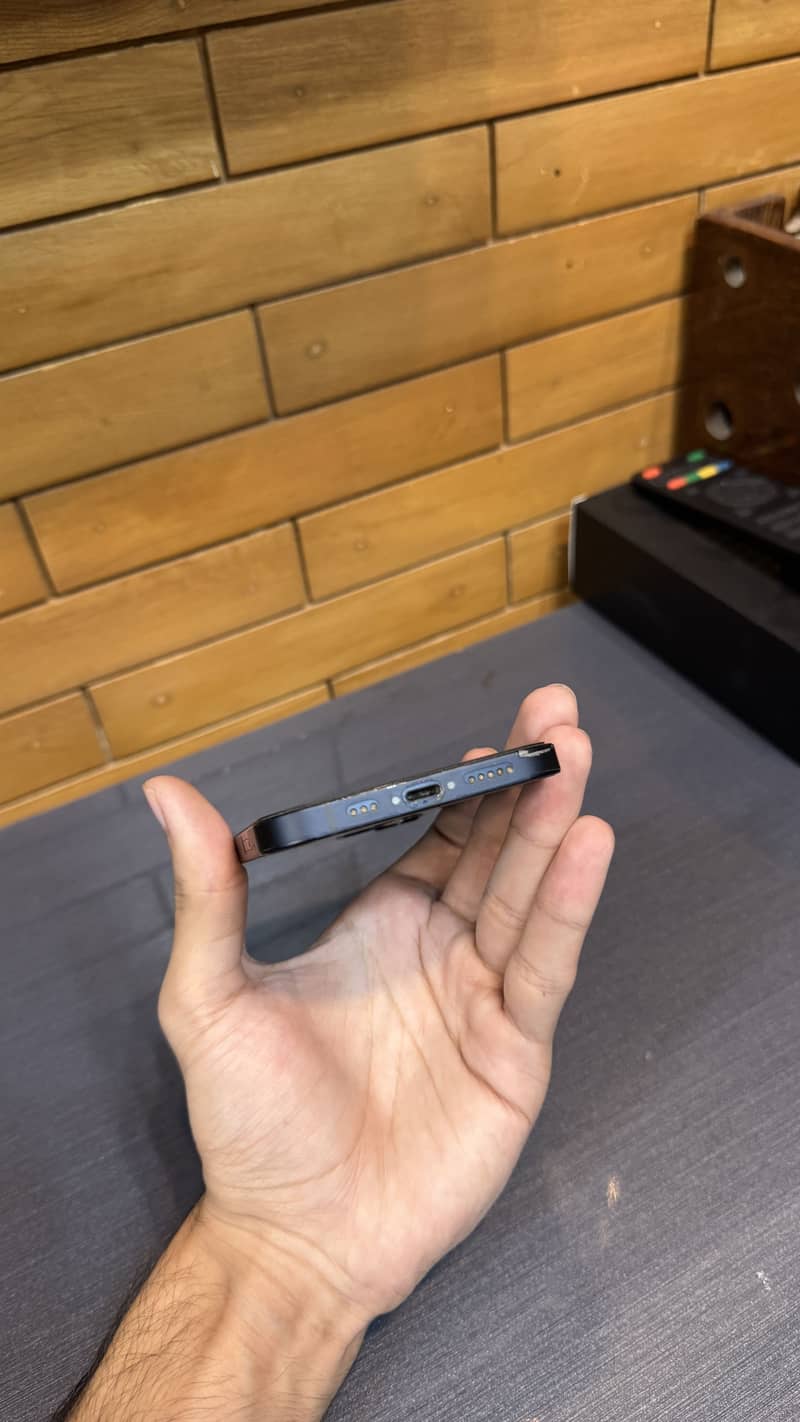 Apple iPhone 12 4