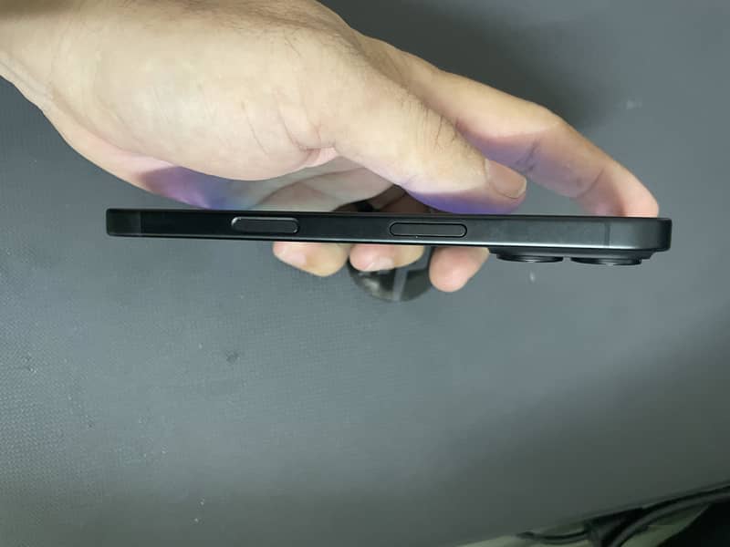Apple iPhone 16 5