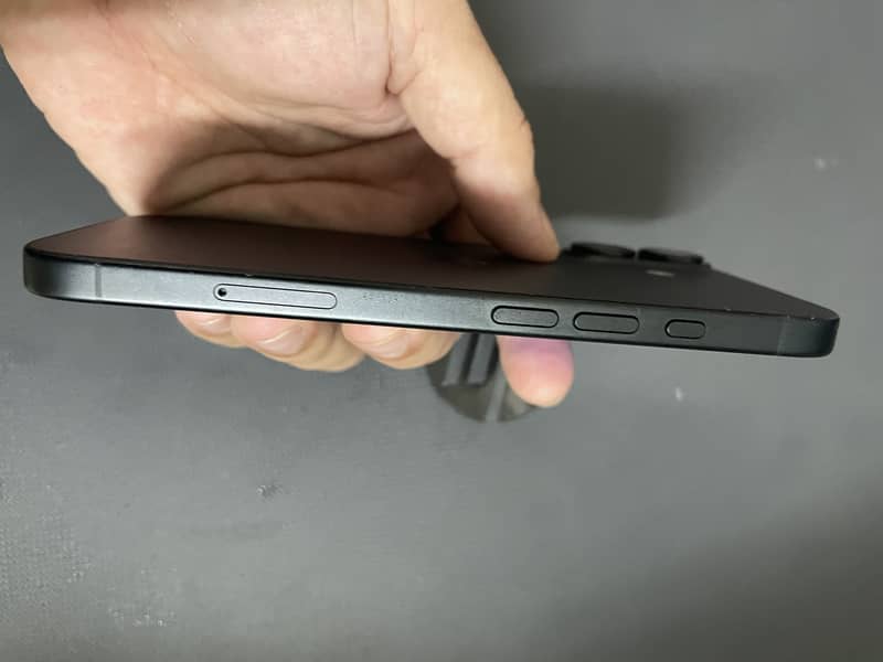 Apple iPhone 16 6
