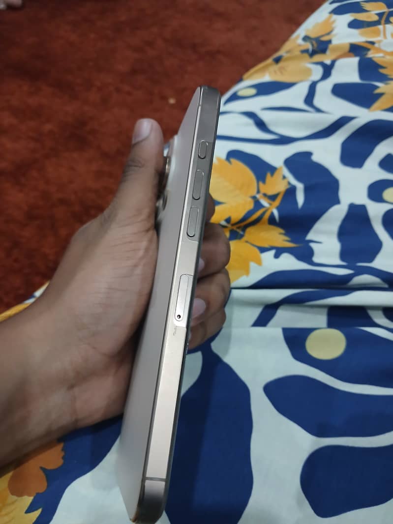 Apple iPhone 16 Pro Max 1
