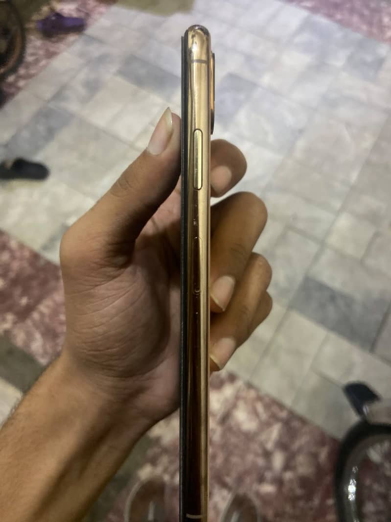 Apple iPhone XS Max 3