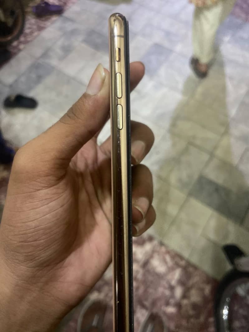 Apple iPhone XS Max 4